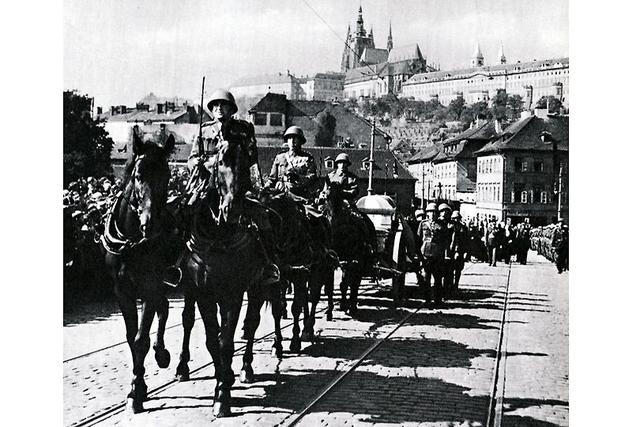 Snímky z 21. září 1937, z pohřbu T. G. Masaryka