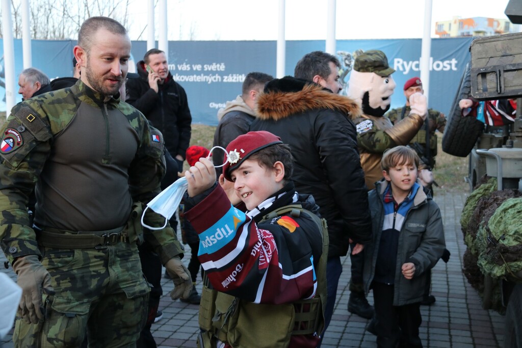 Hokejisté v maskáčových dresech vzdali hold hrdinům v uniformách
