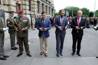 Slavnostní přestřižení pásky. Zleva: Náčelník Generálního štábu Armády České republiky, armádní generál Aleš Opata, spoluautor výstavy Zdeněk Špitálník z VHÚ, náměstek ministryně obrany Tomáš Kopečný, senátor Pavel Fischer.