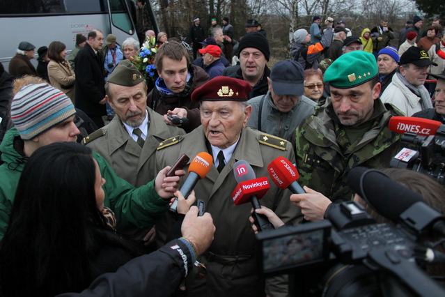 Brigádní generál Jaroslav Klemeš v obležení médií