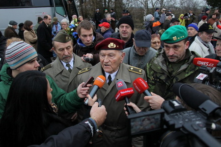 Brigádní generál Jaroslav Klemeš v obležení médií