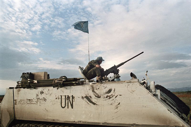 Kanadští vojáci se v září 1993 postavili řádícím Chorvatům se svými transportéry M 113 