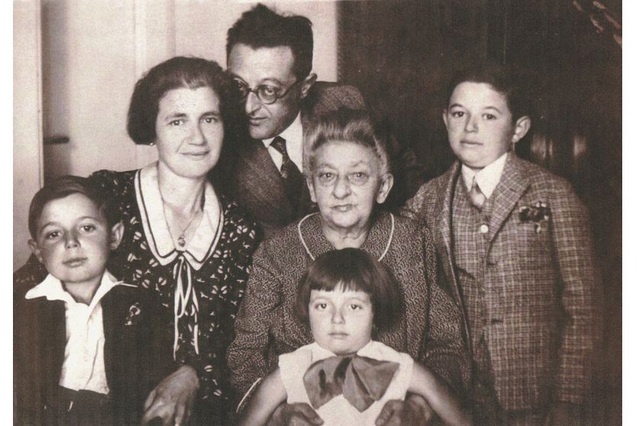 Další ze zachráněných dětí, Edita Moravcová (v popředí) z Prahy, 30. léta