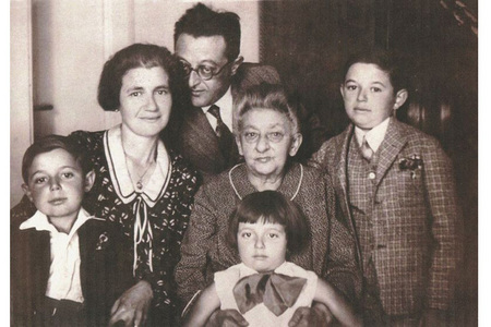 Další ze zachráněných dětí, Edita Moravcová (v popředí) z Prahy, 30. léta