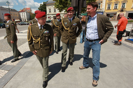 Spoluautor výstavy H. Slavík v doprovodu ředitele Ředitelství řízení speciálních sil plk. Ing. Romana Kopřivy