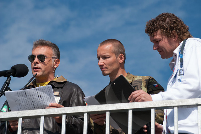 Italský komentátor WO Manule Grassia s npor. Robertem Niesytem a moderátorem rádia Čas Janem Gavelčíkem 