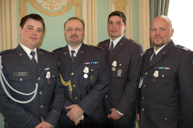 Vyznamenaní vojáci. Zleva rtm. Jan Sucharda, mjr. Josef Knapík, por. Igor Minčík a prap. David Plavka