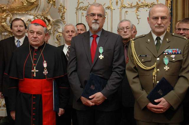 Nejvyšší resortní vyznamenání převzali z rukou ministra obrany (zleva) kardinál Dominik Duka, Joel Ruml a major Pavel Ruml