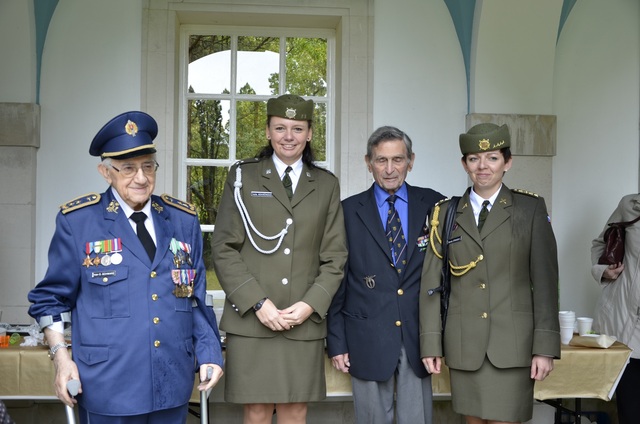  Příslušnice AČR s Československými veterány generálmajorem v.v. Ivanem SCHWARZEM a plukovníkem v. v. Arnoštem POLÁKEM