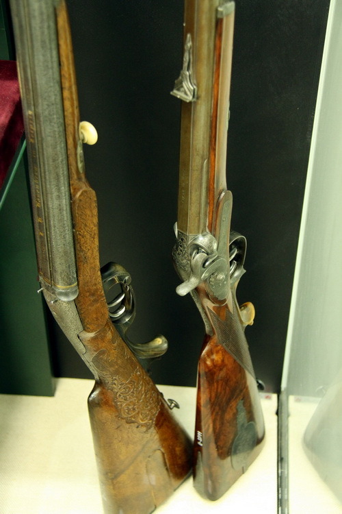 Kulovnice s perkusním zámkem (kolem 1850) a lovecká dvojka – předovka s jehlovým úderníkem