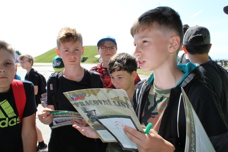 Pochod POKOS v Pardubicích přilákal stovky žáků i na průzkum vojenské techniky