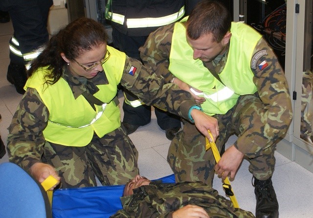  Příprava transportu vojáka se zdravotními problémy