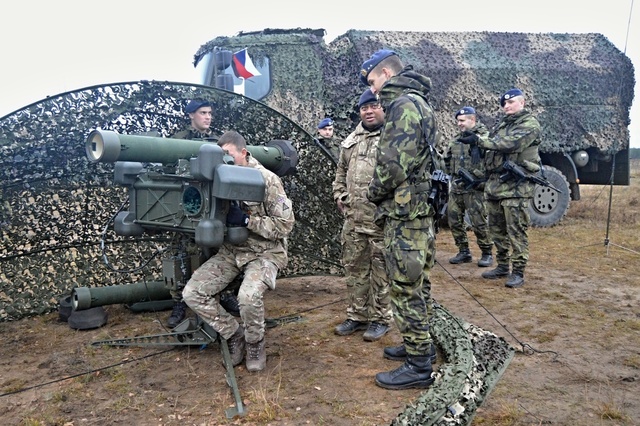 Strakoničtí vojáci jsou na cvičení vyzbrojeni přenosnými protiletadlovými raketovými komplety RBS-70