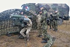 Strakoničtí vojáci jsou na cvičení vyzbrojeni přenosnými protiletadlovými raketovými komplety RBS-70