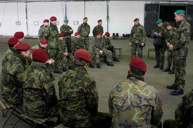 Genpor. Josef Bečvář odpovídal i na dotazy vojáků  