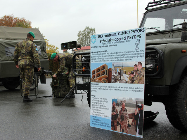 V rámci pracovního setkání v Olomouci se genpor. Josef Bečvář podrobně seznámil s činností a nasazením příslušníků 103. centra CIMIC/PSYOPS.