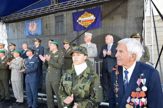  Žákyně, která četla proslov, a druhoválečný veterán - setkání generací
