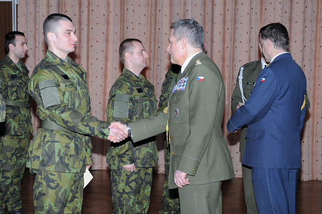 Certifikáty o absolvování předával náčelník štábu vyškovského velitelství plk. Jaroslav Medek spolu s ředitelem KVV Ostrava plk. Jaroslavem Hrabcem