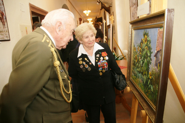  Generál Masopust si prohlíží jeden z vystavených obrazů 