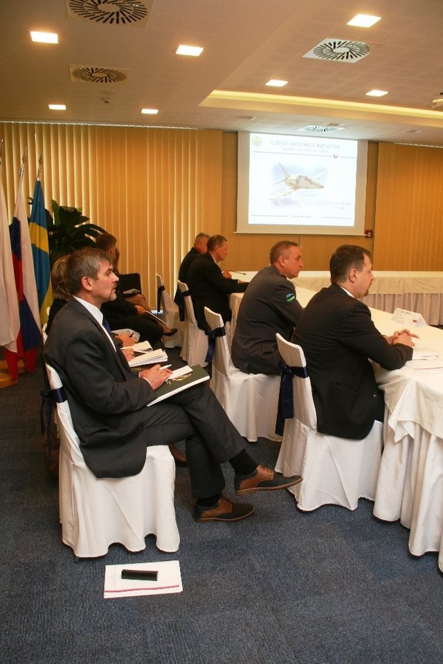 Účastníci schůzky si dělají poznámky