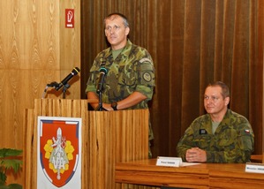 K absolventům hovoří plukovník plukovník gšt. Petr Svoboda