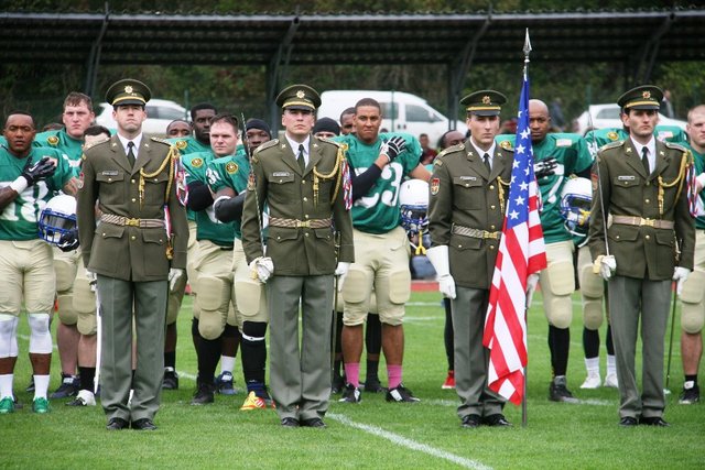 Před zahájením zápasu nastoupila čestná stráž s americkým a českým praporem 