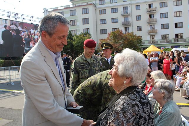 Ministr obrany oceňuje druhoválečnou veteránku