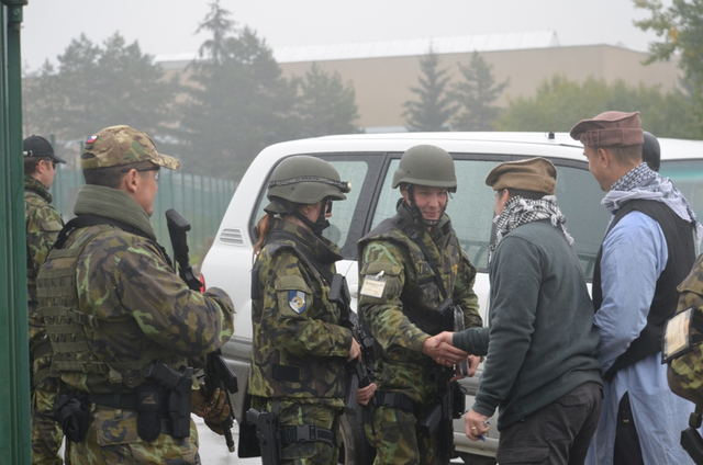 Na bráně základny probíhala také jednání kontraktátorů