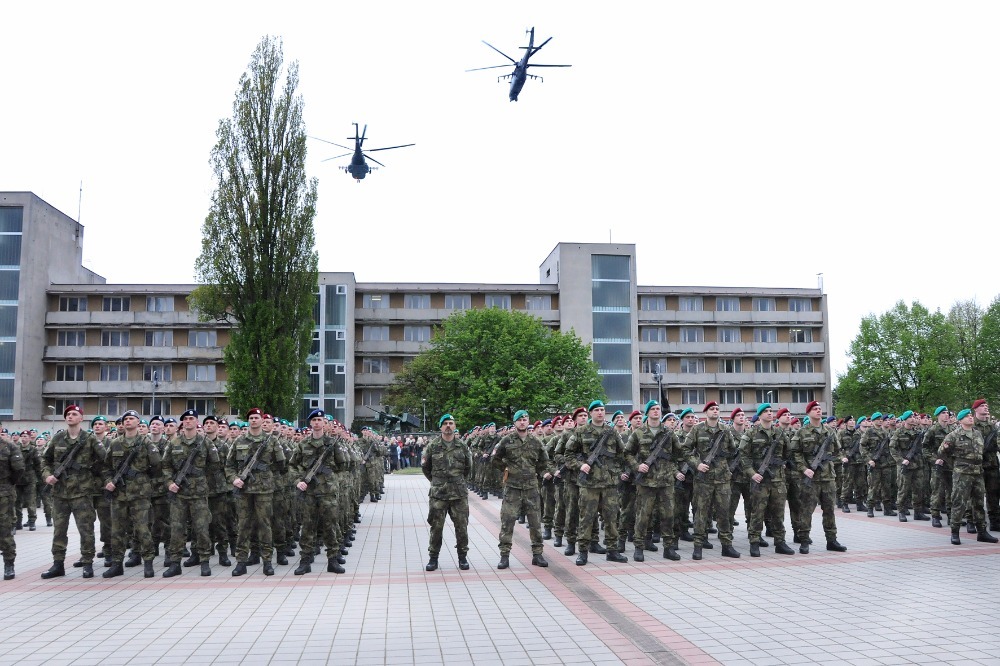  Přísahu doprovodil přelet dvou bojových vrtulníků