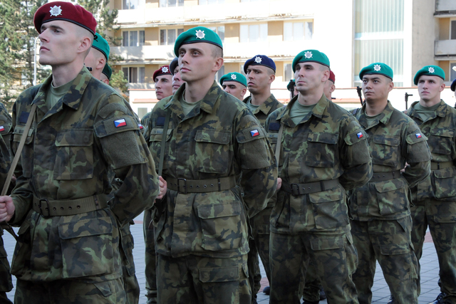  Příslušníci kurzu základní přípravy právě složili vojenskou přísahu