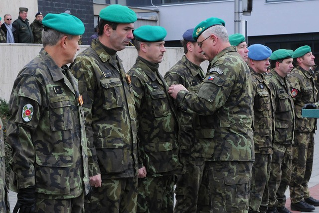 Velitel VeV-VA brig. gen. Kožiak dekoruje své příslušníky