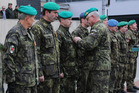 Velitel VeV-VA brig. gen. Kožiak dekoruje své příslušníky