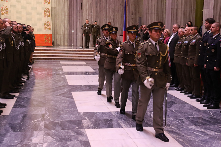  Vojáci odnášejí vlajku, tím je slavnostní nástup ukončen