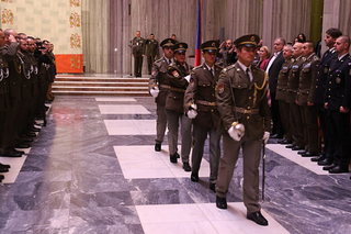  Vojáci odnášejí vlajku, tím je slavnostní nástup ukončen