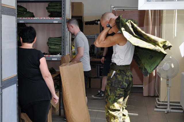  Vše je potřeba vyzkoušet a papírové pytle se začínají plnit