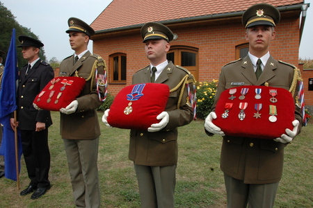 Vojáci čestné stráže s vyznamenáními gen. Ingra