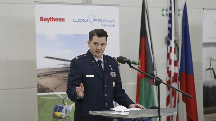 Zástupce Velvyslanectví USA major M. D. Morris.