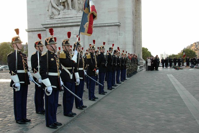 Nastoupené jednotky u Vítězného oblouku