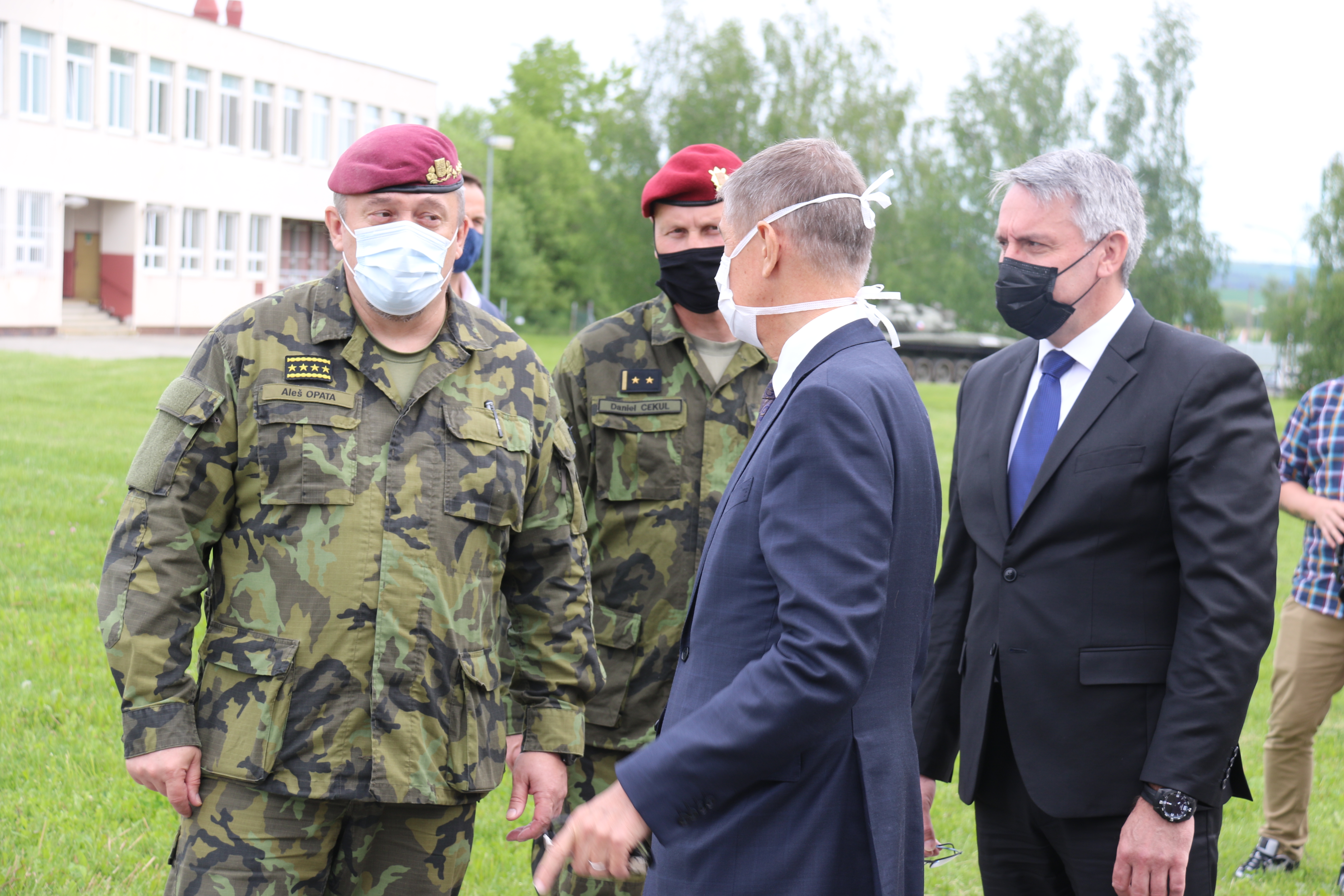 Premiér a ministr obrany v diskusi s náčelníkem Generálního štábu AČR armádním generálem Alešem Opatou a velitelem 42. mechanizovaného praporu podplukovníkem Danielem Cekulem. 