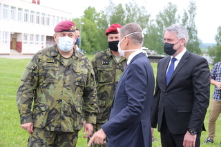 Premiér a ministr obrany v diskusi s náčelníkem Generálního štábu AČR armádním generálem Alešem Opatou a velitelem 42. mechanizovaného praporu podplukovníkem Danielem Cekulem. 
