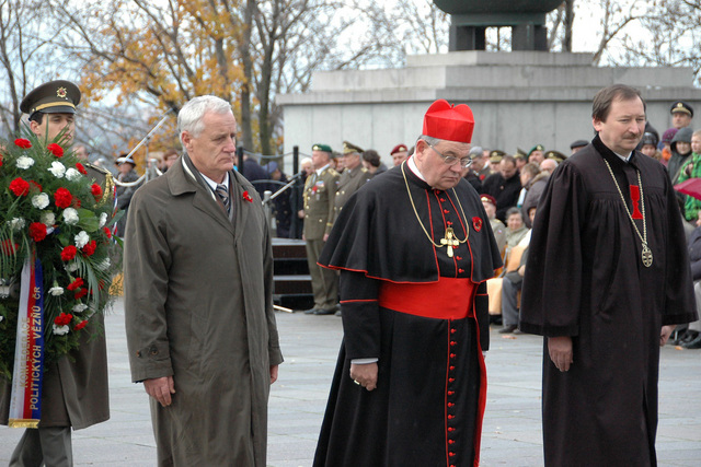 Věnec k Hrobu neznámého vojína položil rovněž Dominik kardinál Duka (uprostřed)