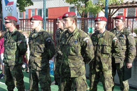 Dětem v litoměřické základní škole pomáhali s disciplínami vojáci