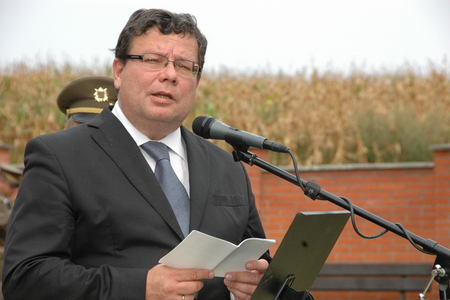 Alexandr Vondra při projevu