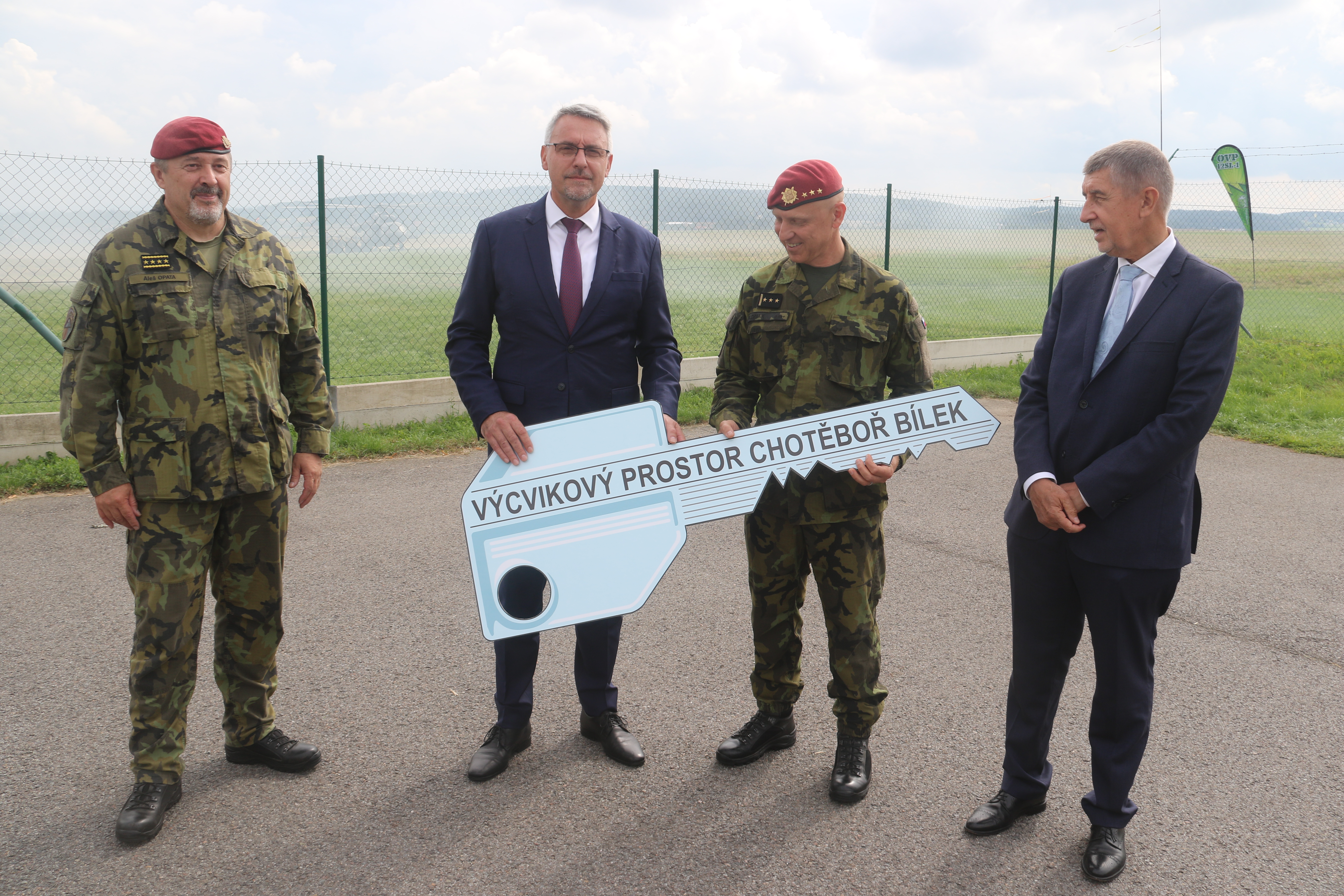 Předání symbolického klíče od nového posádkového cvičiště