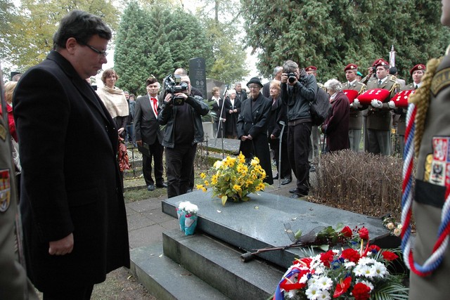 Alexandr Vondra u rodinné hrobky gen. Tomáše Sedláčka na hřbitově v Lázních Toušeň