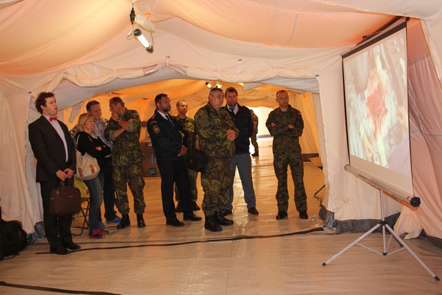 Návštěvníci z řad odborné veřejnosti mohli sledovat cvičnou operaci prostřednictvím videoprojekce z operačního sálu