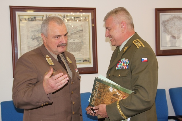 Generálporučík Malenínský v rozhovoru s plukovníkem Taliánem