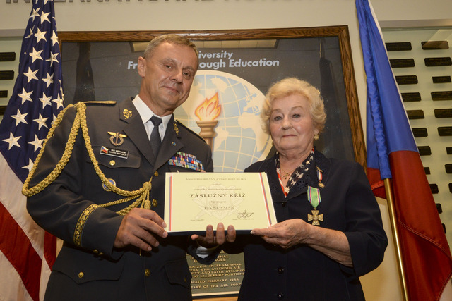 Předání Záslužného kříže