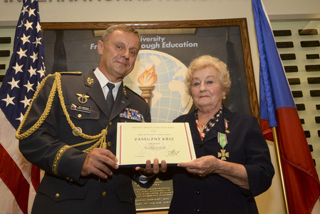Záslužný kříž ministra obrany pro patronku českých studentů