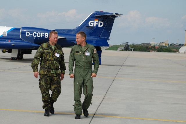 Hlavní řídící cvičení plukovník Miroslav Svoboda a major Pavel Procházka na stojánce 
